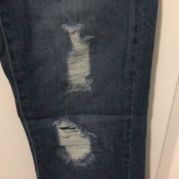 New! Fitted skinny distressed jeans. - Picture 2 of 5